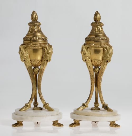 Pareja de cassolettes estilo Luis XVI, Francia, S.XX