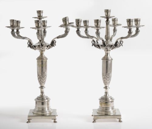 Pareja de candelabros de plata contrastada, ley 800, S.XX