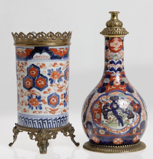 Dos jarrones de porcelana Imari, S. XX