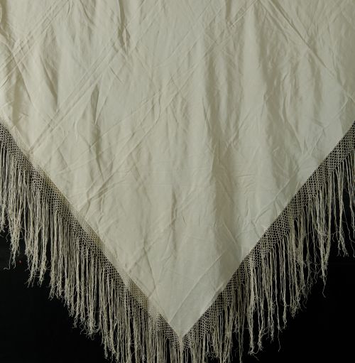 Mantón de seda con fleco bordado