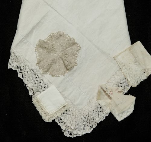 Lote compuesto por mantel de altar y pañuelos