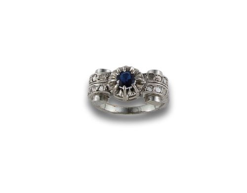 1930s WHITE GOLD, SAPPHIRE AND DIAMONDS RING