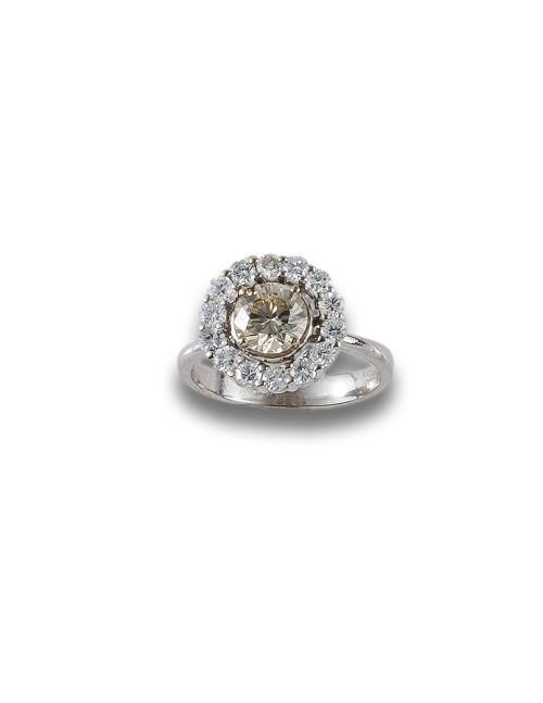 SORTIJA DE ORO CON DIAMANTE CENTRAL Y BRILLANTES