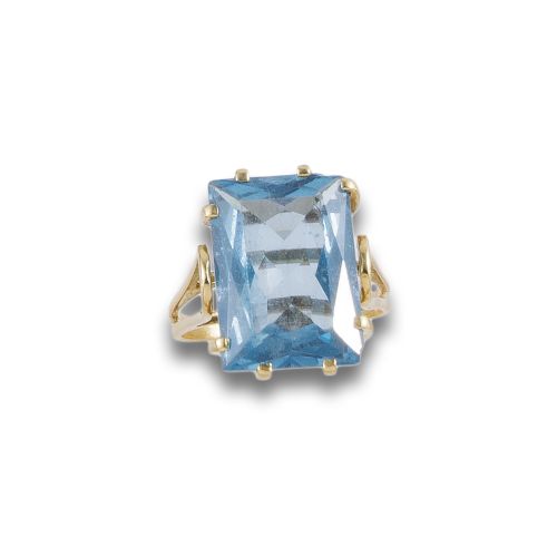 GOLD AND SYNTHETIC SPINEL RING