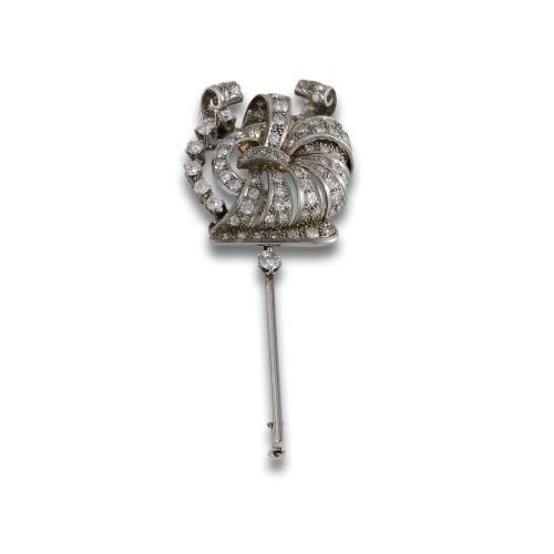 GOLD PIN WITH DIAMONDS