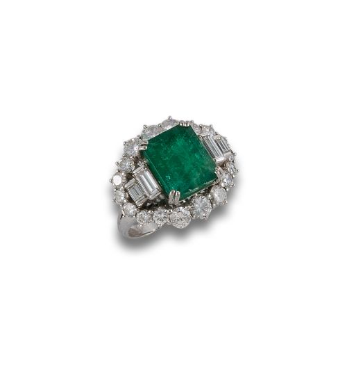 GOLD RING WITH DIAMONDS AND EMERALD