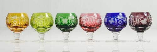 Seis copas de licor de cristal tallado siguiendo modelos de