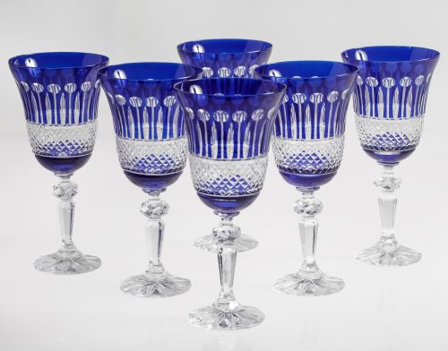 Seis copas de agua de cristal azul de Bohemia