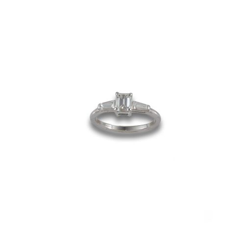 GOLD RING WITH DIAMONDS