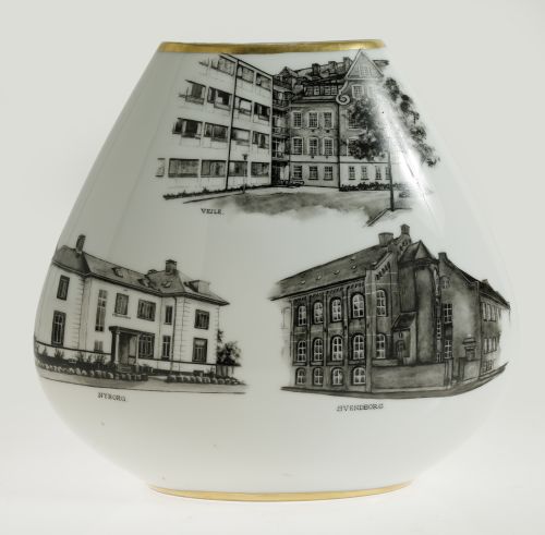Porcelain vase, manufactured by Heinrich & Co., Germany, 20