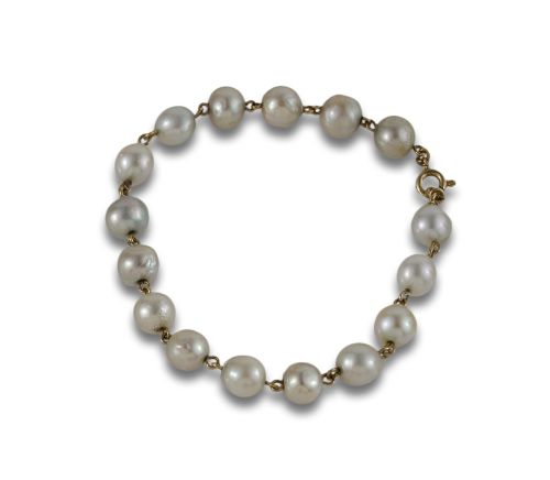CULTURED PEARL AND GOLD BRACELET