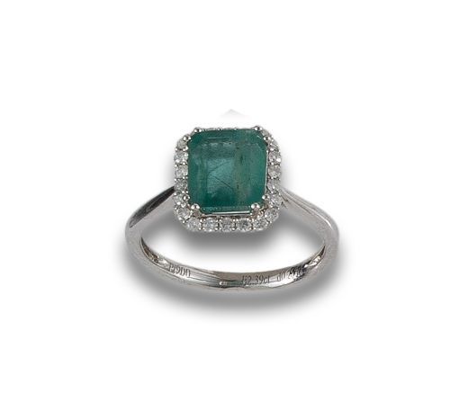 PLATINUM RING WITH EMERALD AND DIAMONDS