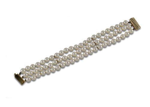 Cultured pearl bracelet with gold and diamond clasp