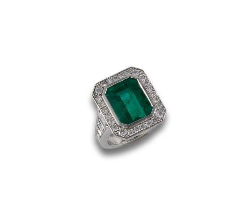 GOLD MILL FRAME RING WITH EMERALD AND DIAMONDS