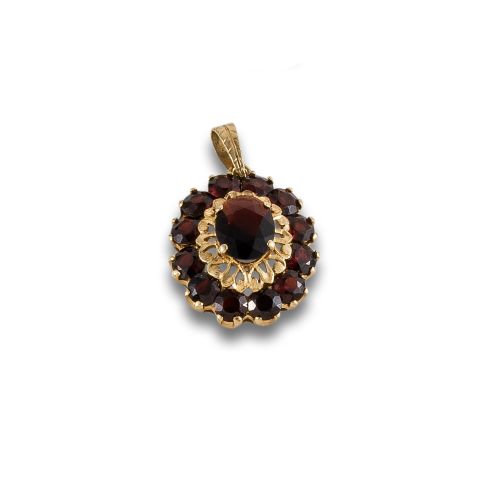 GOLD PENDANT WITH GARNET