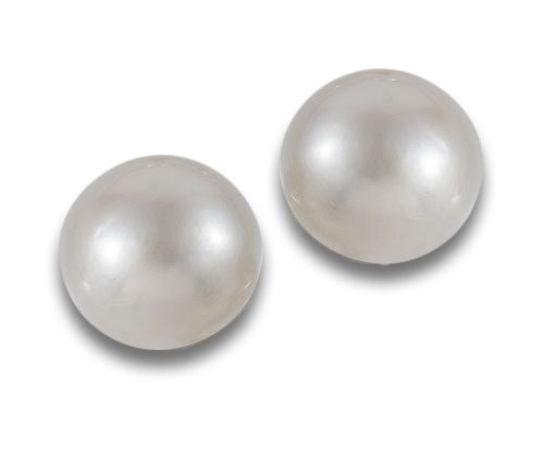 PAIR OF GOLD EARRINGS WITH JAPANESE PEARLS