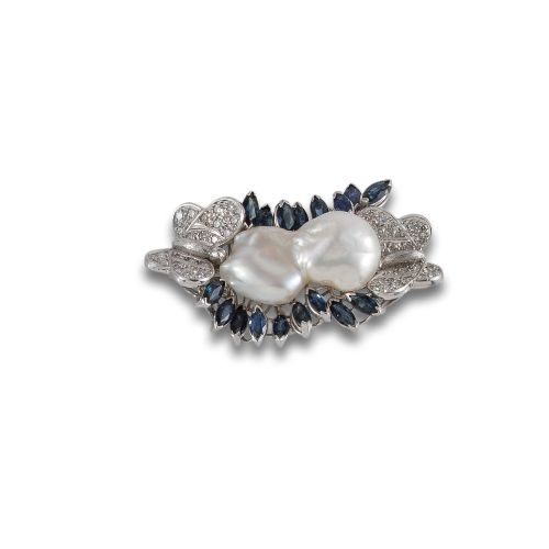 GOLD BROOCH WITH DIAMONDS, PEARLS AND SAPPHIRES