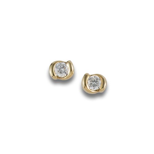 GOLD AND DIAMOND STUD EARRINGS