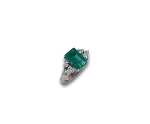 WHITE GOLD RING WITH EMERALD AND DIAMONDS