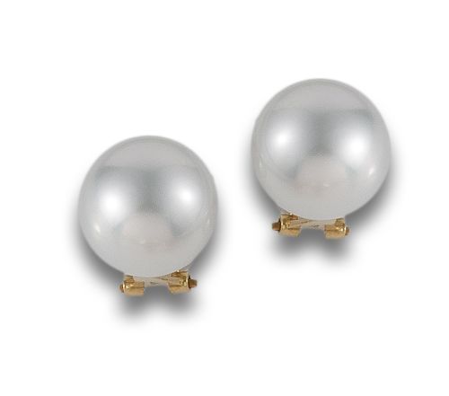 GOLD EARRINGS WITH AUSTRALIAN PEARL