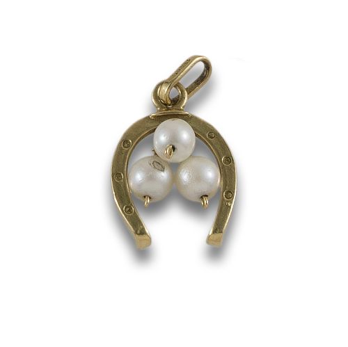 GOLD HORSESHOE PENDANT WITH PEARLS