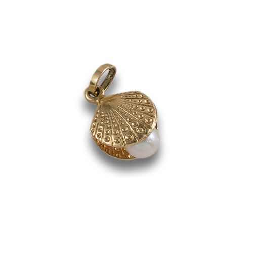 GOLD PENDANT IN THE SHAPE OF A SHELL WITH A PEARL