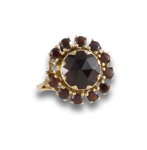 GOLD AND GARNET RING