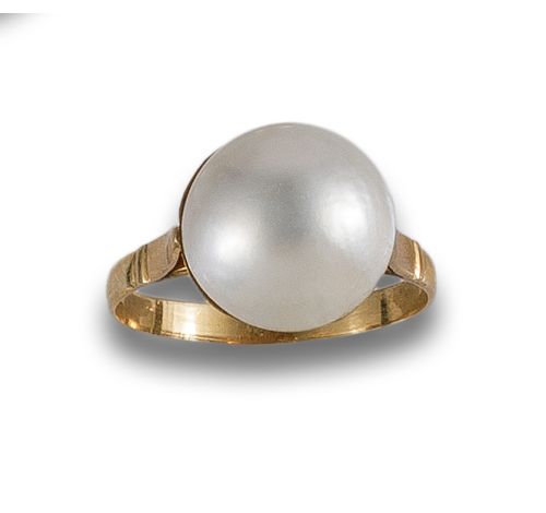 GOLD AND JAPANESE PEARL RING