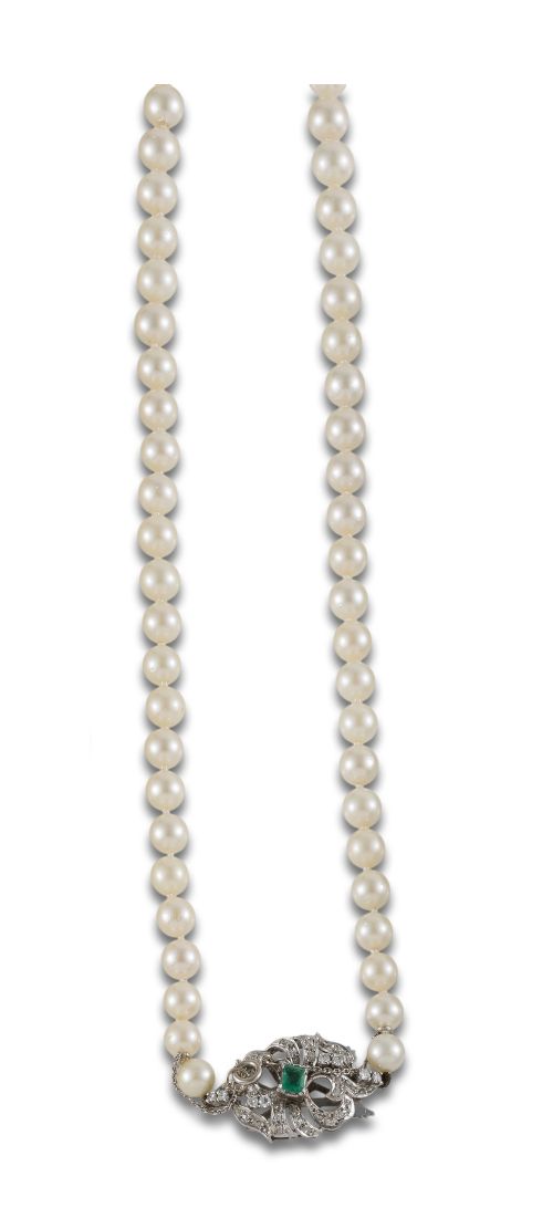CULTURED PEARL NECKLACE WITH PLATINUM CLASP