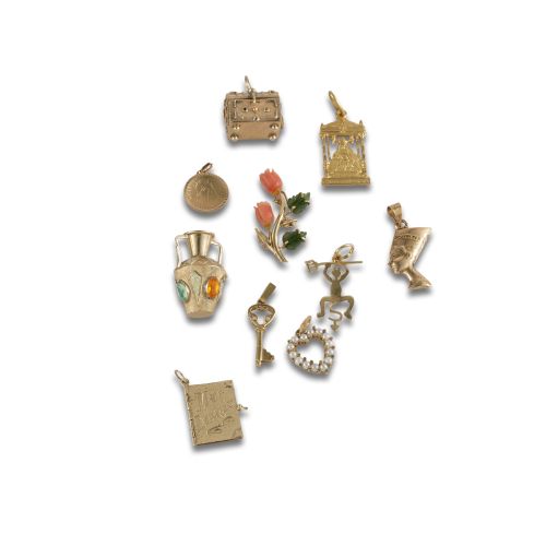 LOT OF SEVERAL GOLD PENDANTS