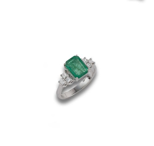 GOLD, EMERALD AND DIAMONDS RING