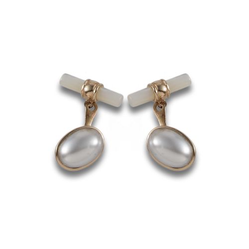 GEMELOS DE ORO, NÁCAR Y PERLAS DE IMITACIÓN.
