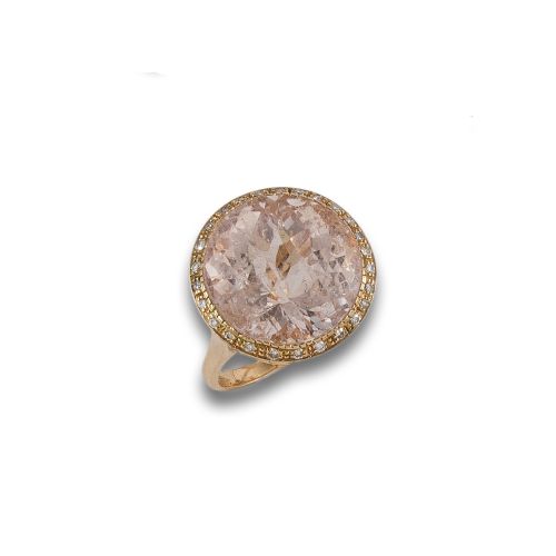 GOLD RING WITH MORGANITE AND DIAMONDS