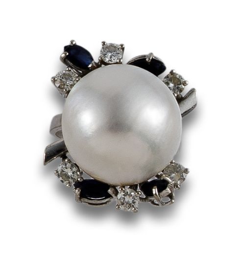 SORTIJA CON PERLA MABE DIAMANTES Y ZAFIROS