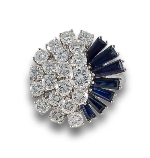 SORTIJA CÓCTEL DE ORO BLANCO CON DIAMANTES Y ZAFIROS