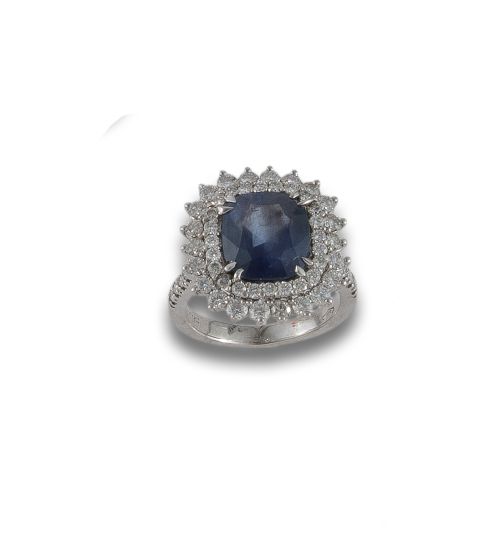 GOLD RING WITH SAPPHIRE AND DIAMONDS