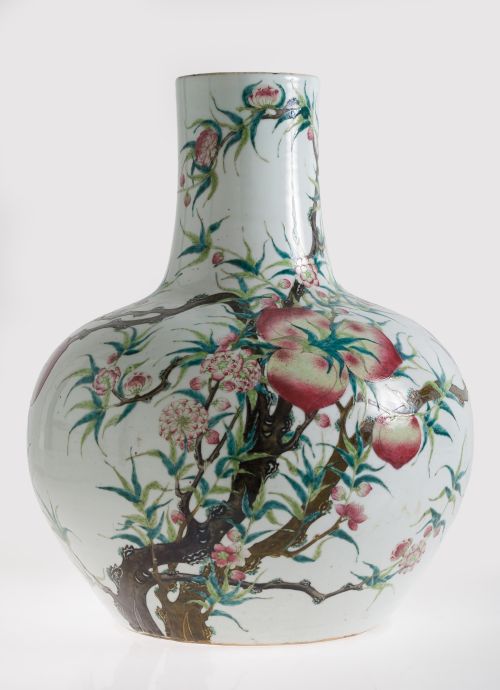 Enameled porcelain vase, Qing dynasty (1644-1911)