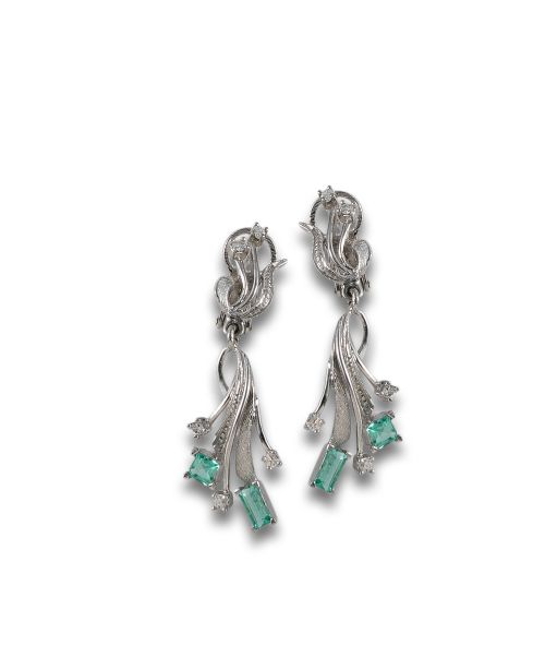 LONG GOLD EARRINGS WITH EMERALDS AND DIAMONDS