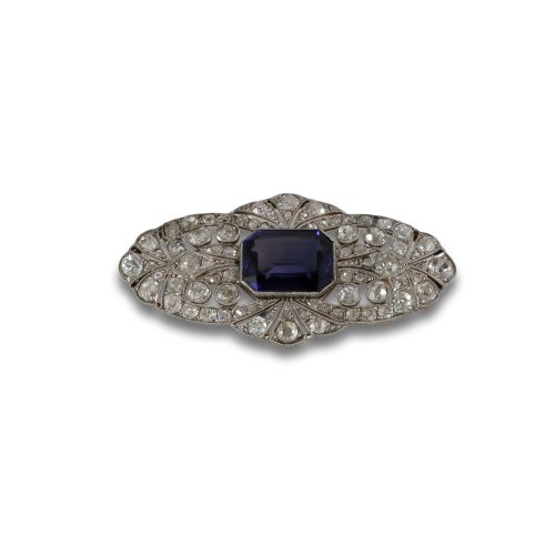 A GOLDEN BROOCH FROM THE 1930s, WITH SAPPHIRE AND DIAMONDS