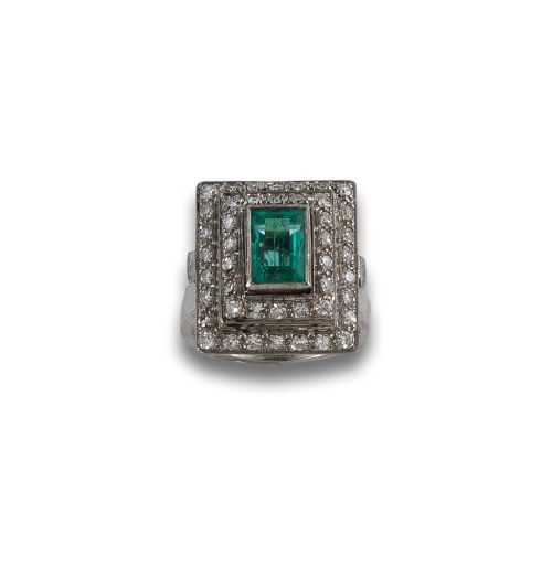 GOLD RING WITH EMERALD AND DIAMONDS