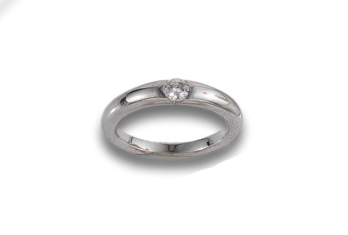 GOLD AND DIAMOND SOLITAIRE RING