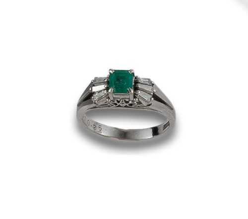 ANTIQUE STYLE PLATINUM RING WITH DIAMONDS AND EMERALD