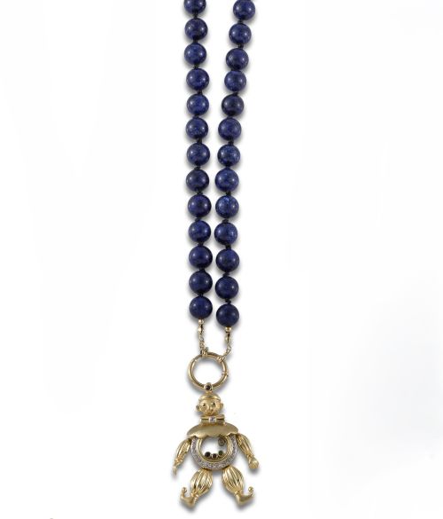 COLLAR CON COLGANTE CLOWN DE ORO, SODALITA Y GEMAS.