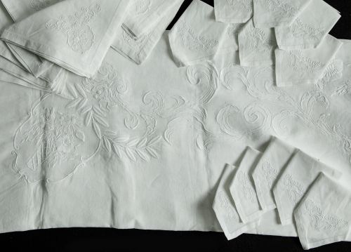 White embroidered linen tablecloth with 12 napkins