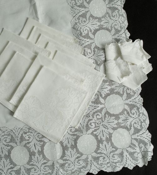 Bobbin lace tablecloth with 12 napkins