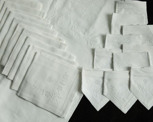 Tablecloth in white linen, with embroidery of floral bouque