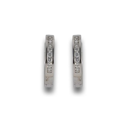 PENDIENTES CRIOLLAS EN ORO BLANCO CON DIAMANTES