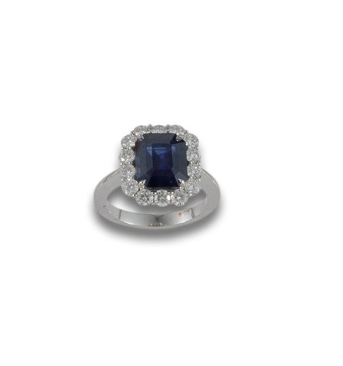 GOLD RING WITH DIAMONDS AND A 4.73 CT SAPPHIRE