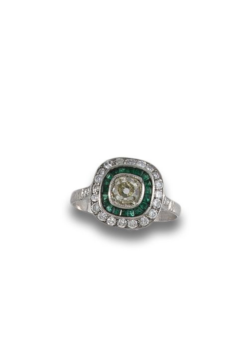 SORTIJA CUADRADA DE PLATINO CON ESMERALDAS Y DIAMANTES