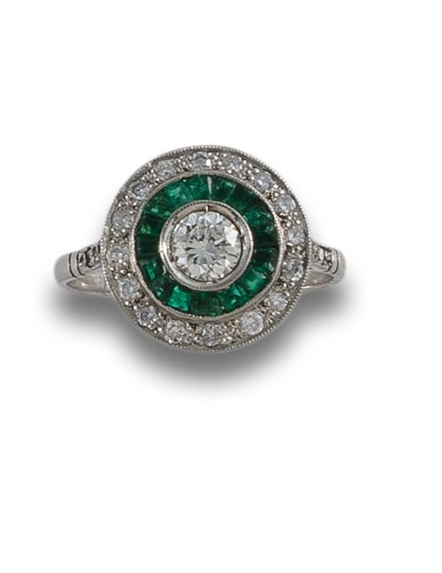 SORTIJA OJO DE PERDIZ DE PLATINO, DIAMANTES Y ESMERALDAS